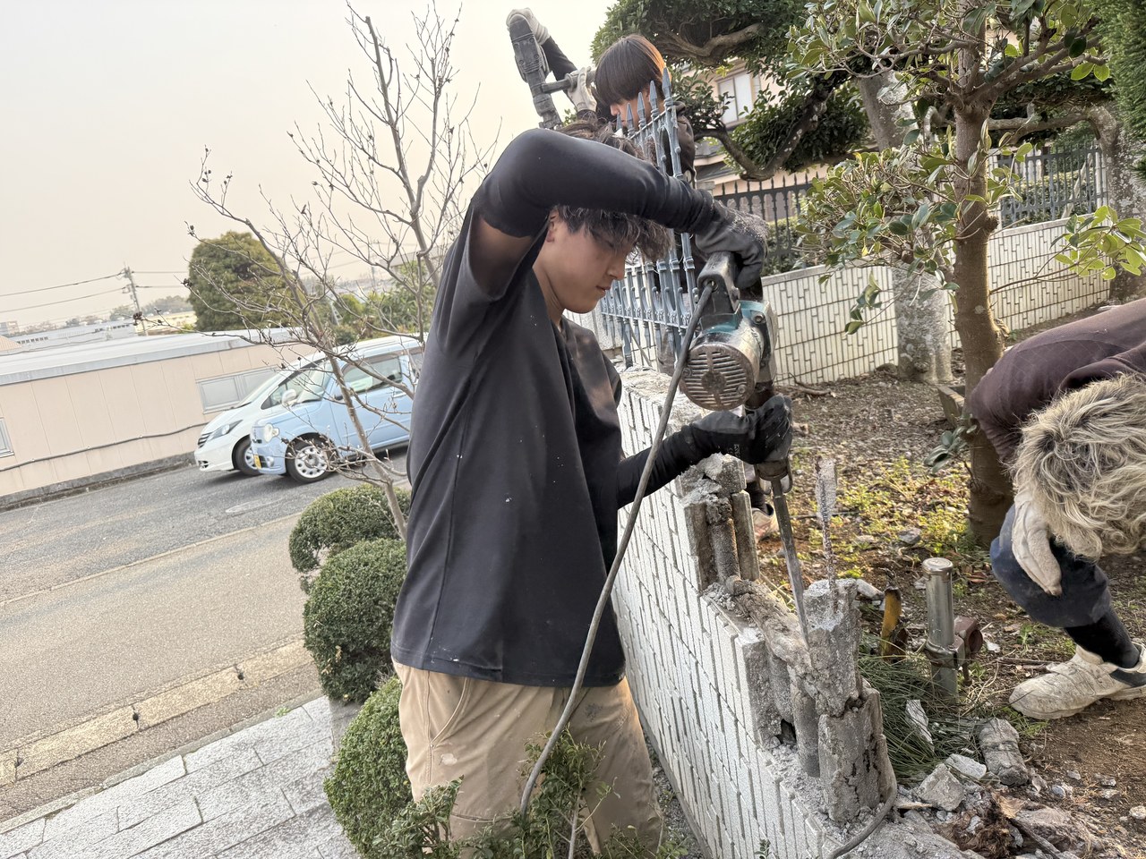 電動ハンマーによるブロック塀解体作業