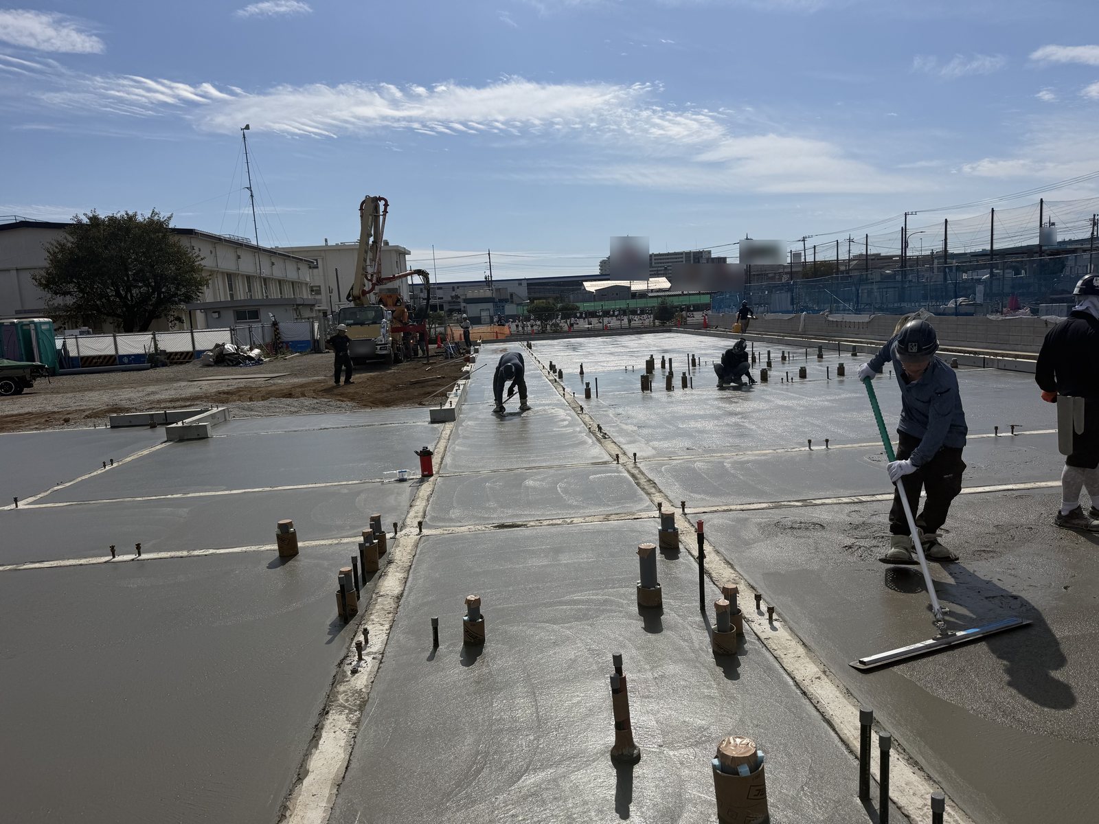 平塚市 某保育園新築 土間コンクリート トンボでならす作業