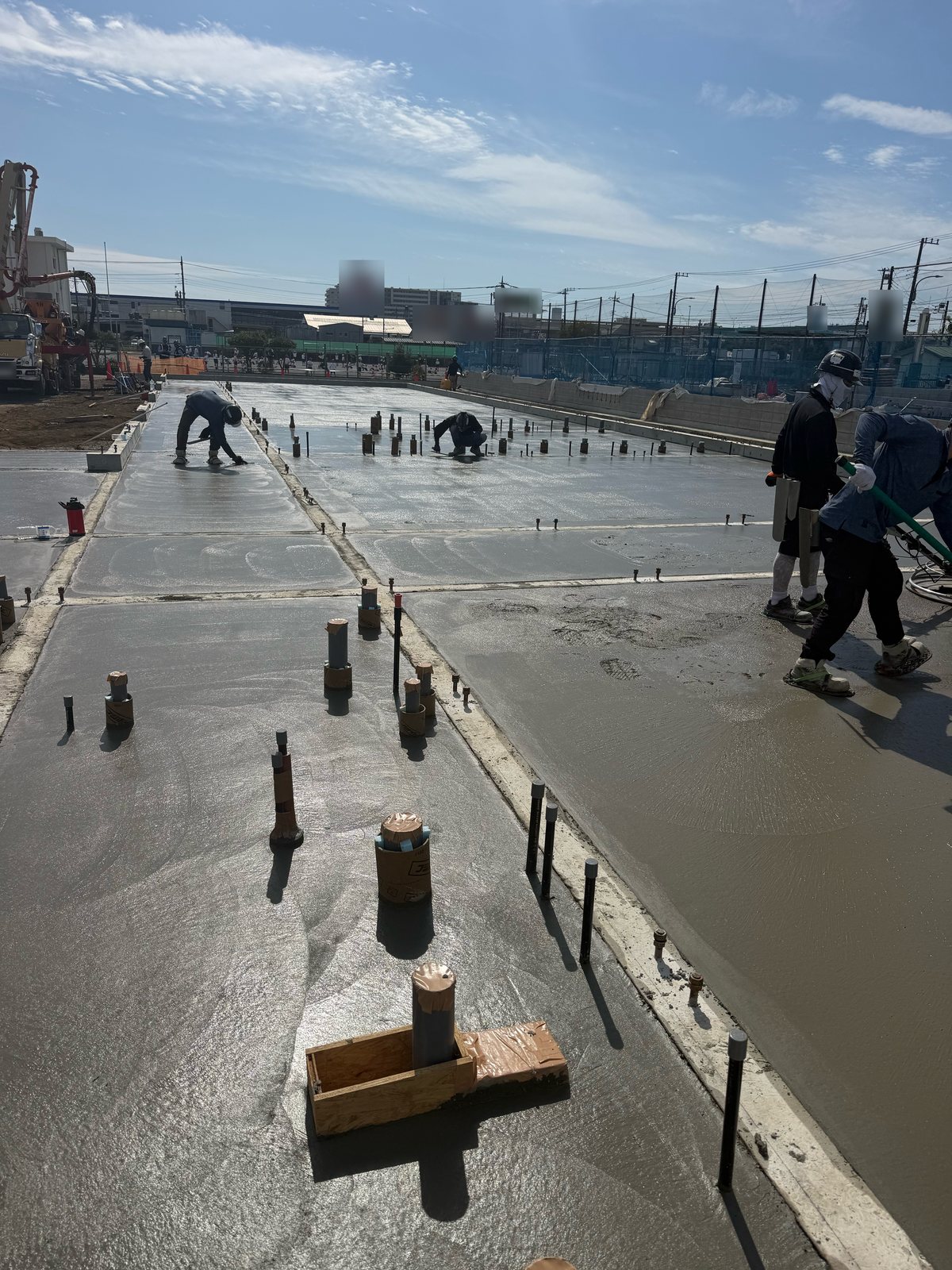 平塚市 某保育園新築 土間コンクリート 打設中 ひざをついて金ごてで仕上げる職人