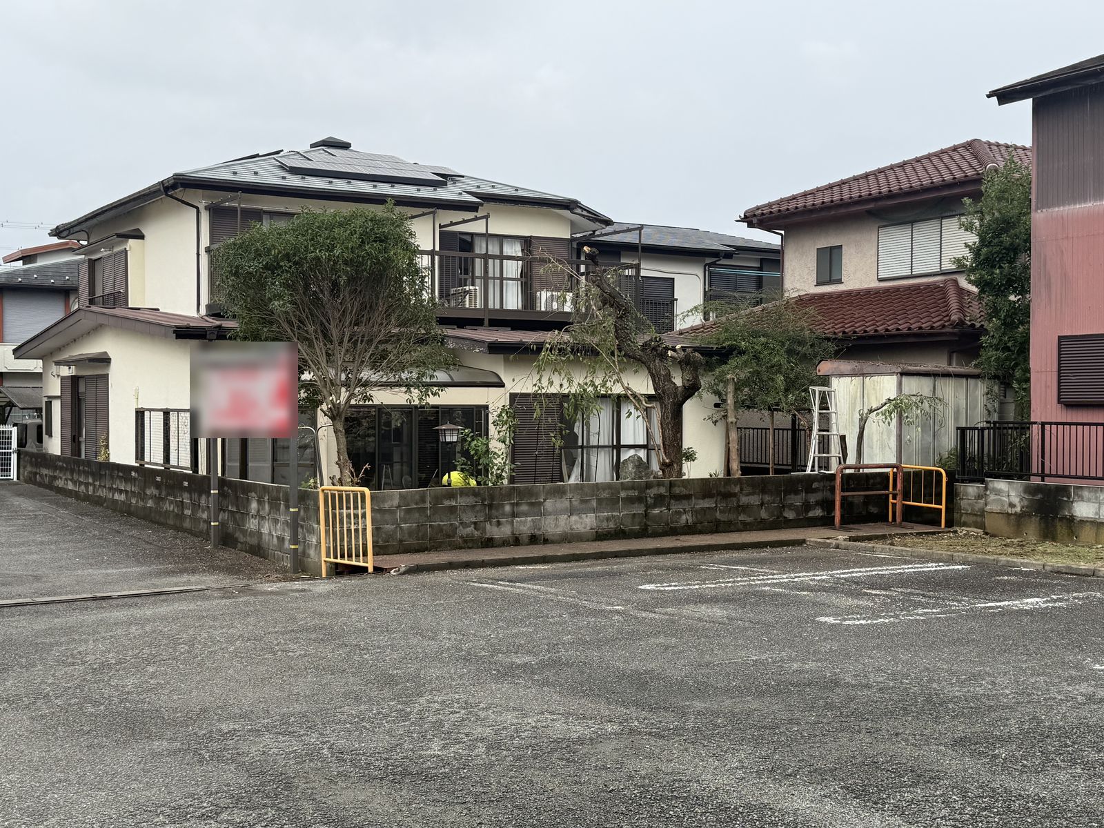 平塚市 庭木剪定・伐採 ビフォーアフター 施工後 建物とブロック塀が見えるようになった道路側