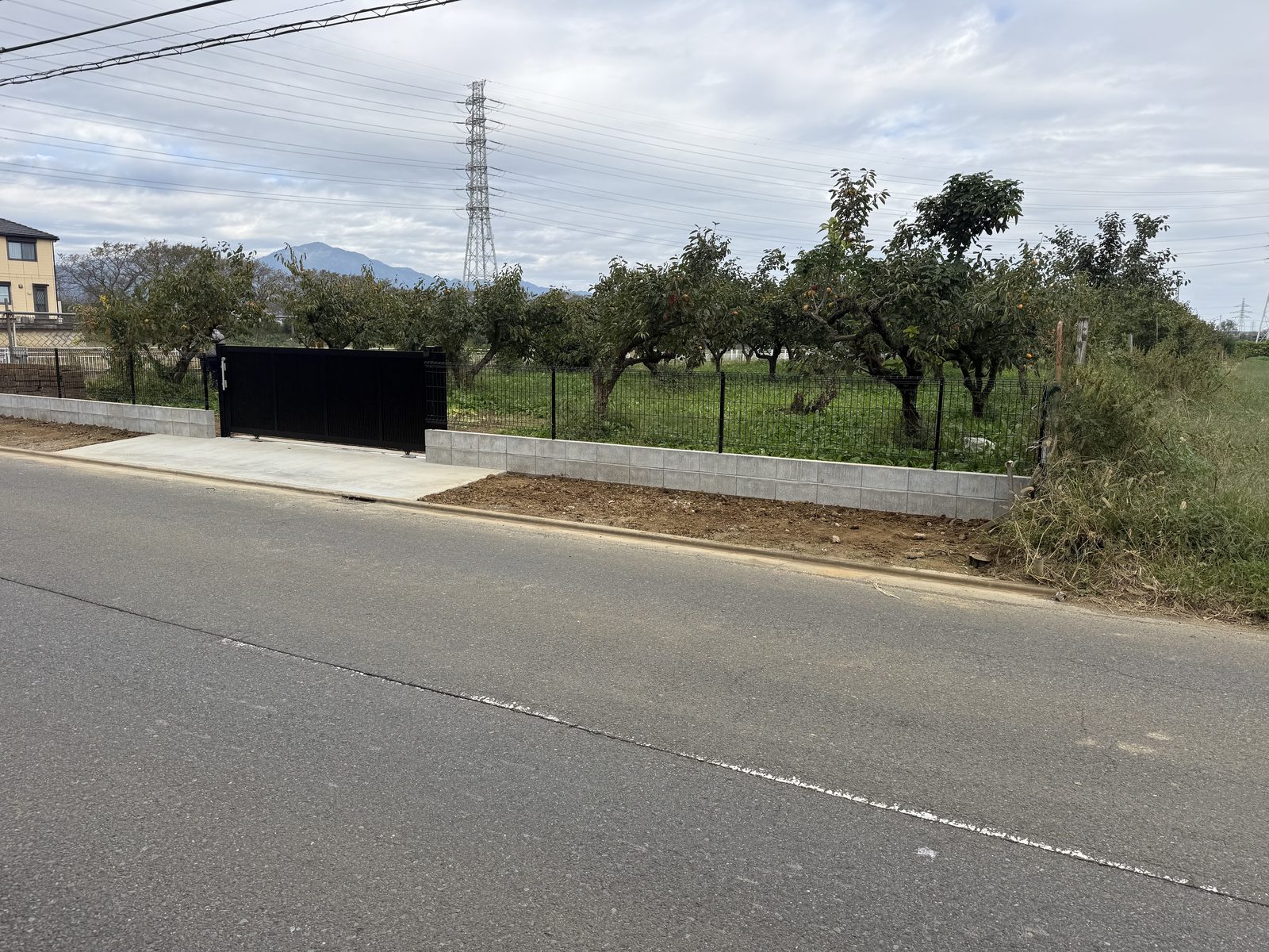 平塚市横内 ブロック基礎とメッシュフェンス 施工後（道路側から）